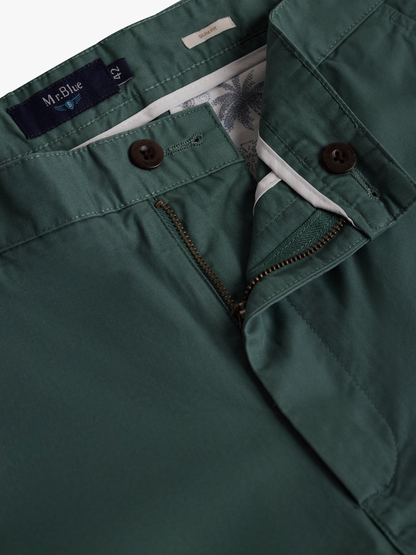 Pantalones cortos de corte slim en verde de Mr. Blue