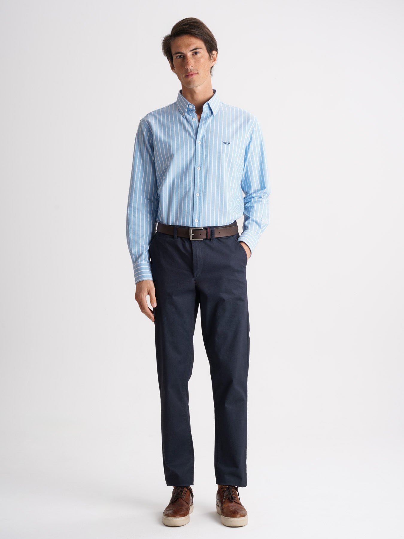 Pantalones chinos de corte estándar de Mr. Blue