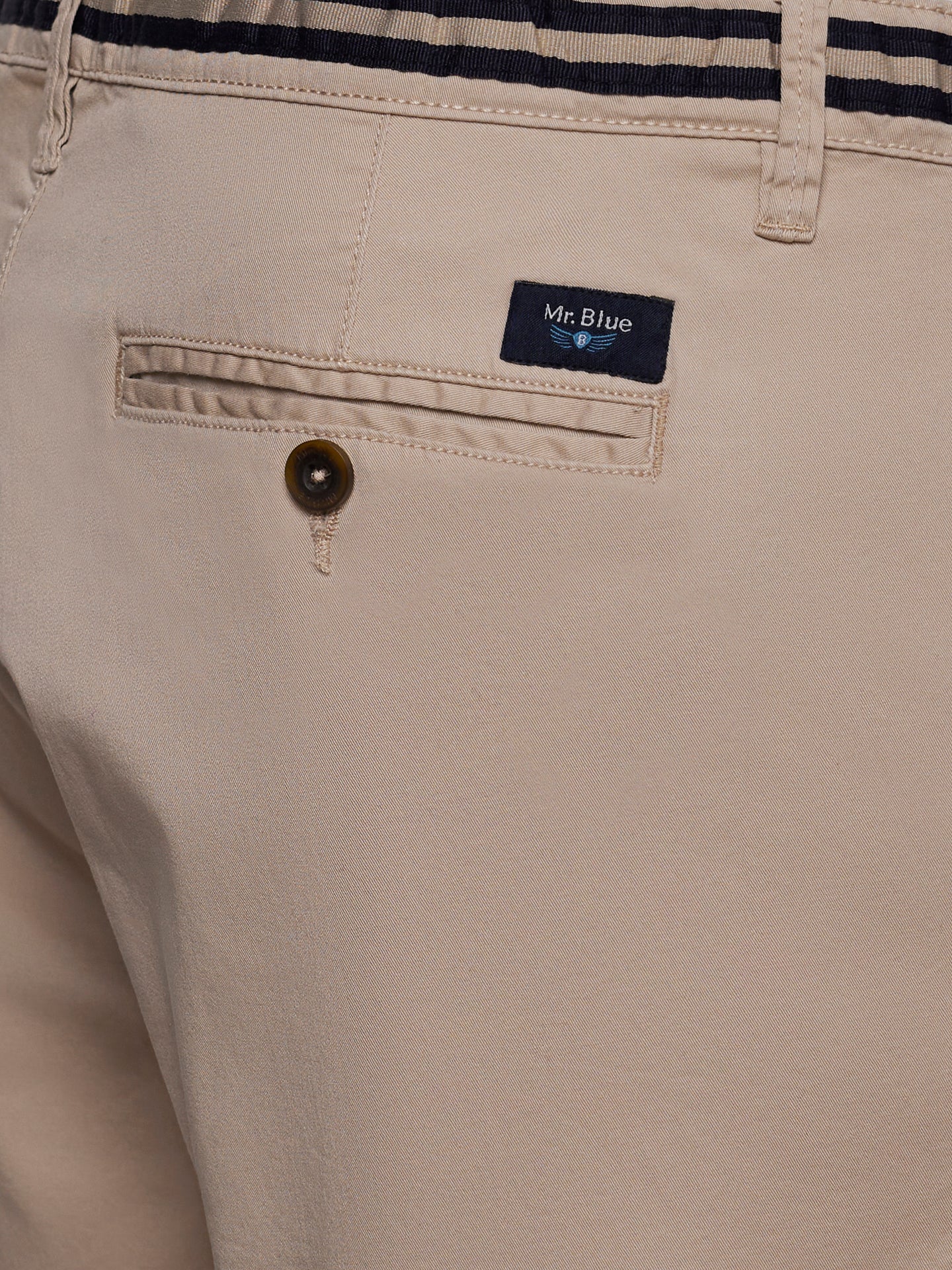 Pantalones cortos ajustados en color beis Mr. Blue